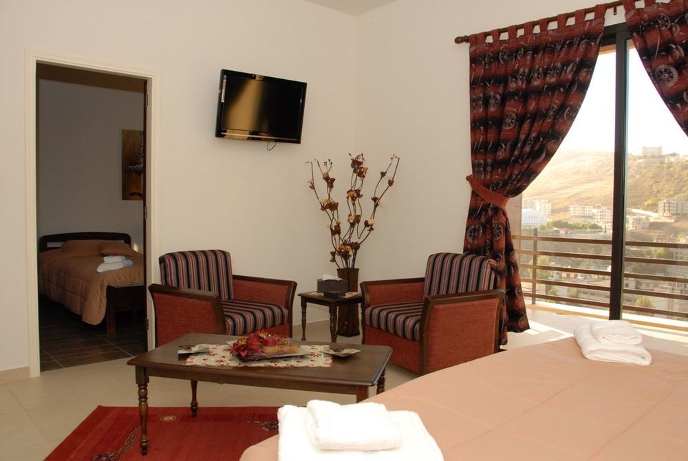 Iris Flower Hotel Jezzîne エクステリア 写真
