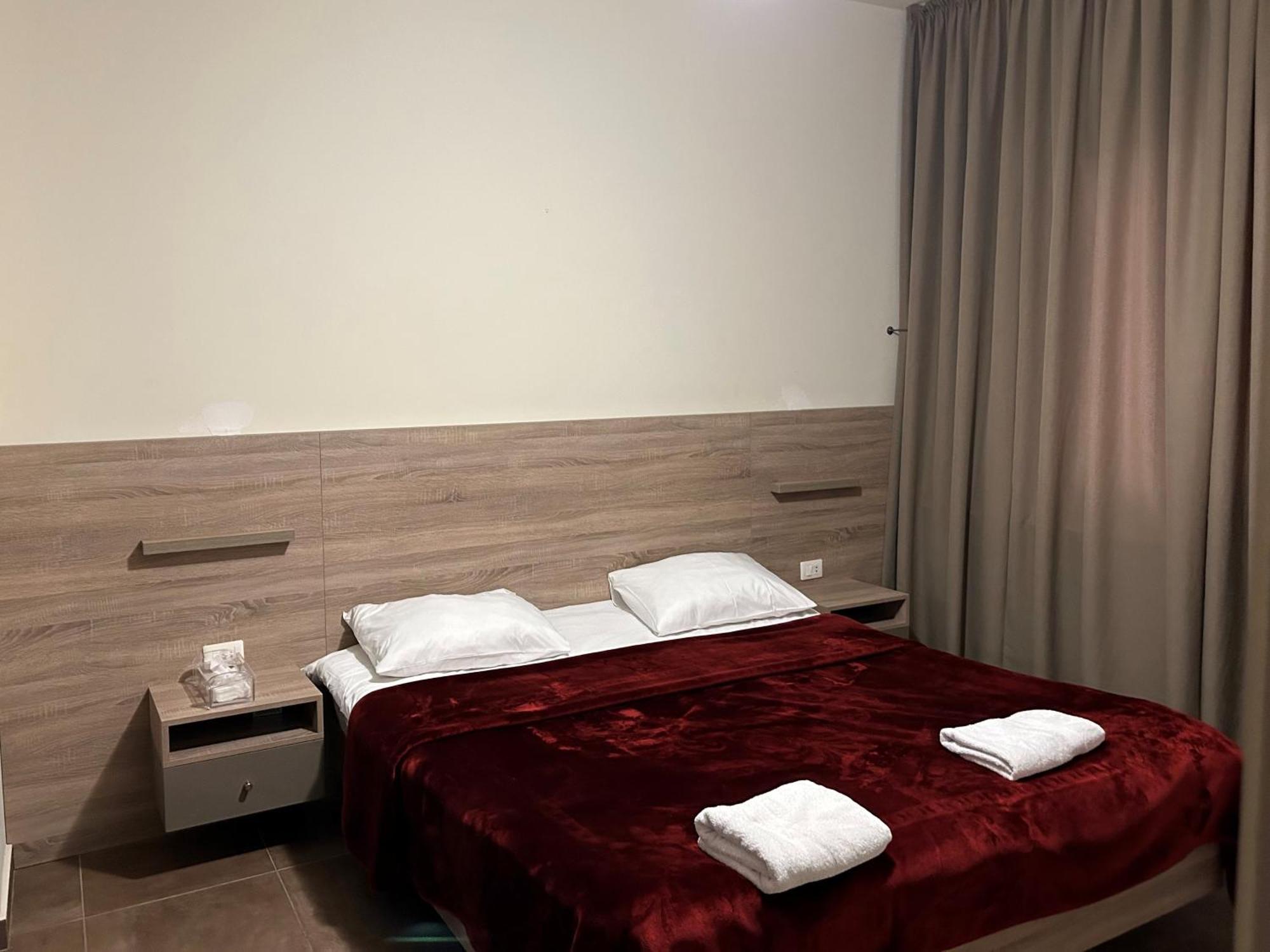 Iris Flower Hotel Jezzîne エクステリア 写真