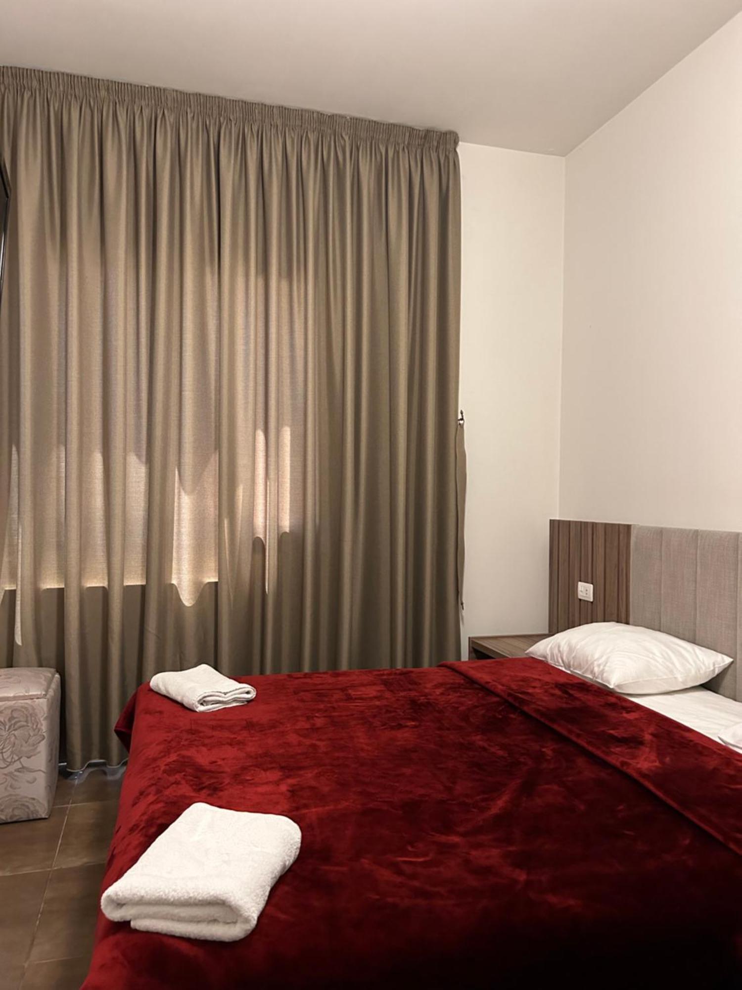 Iris Flower Hotel Jezzîne エクステリア 写真