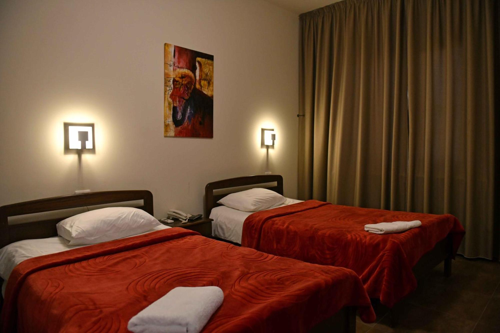 Iris Flower Hotel Jezzîne エクステリア 写真