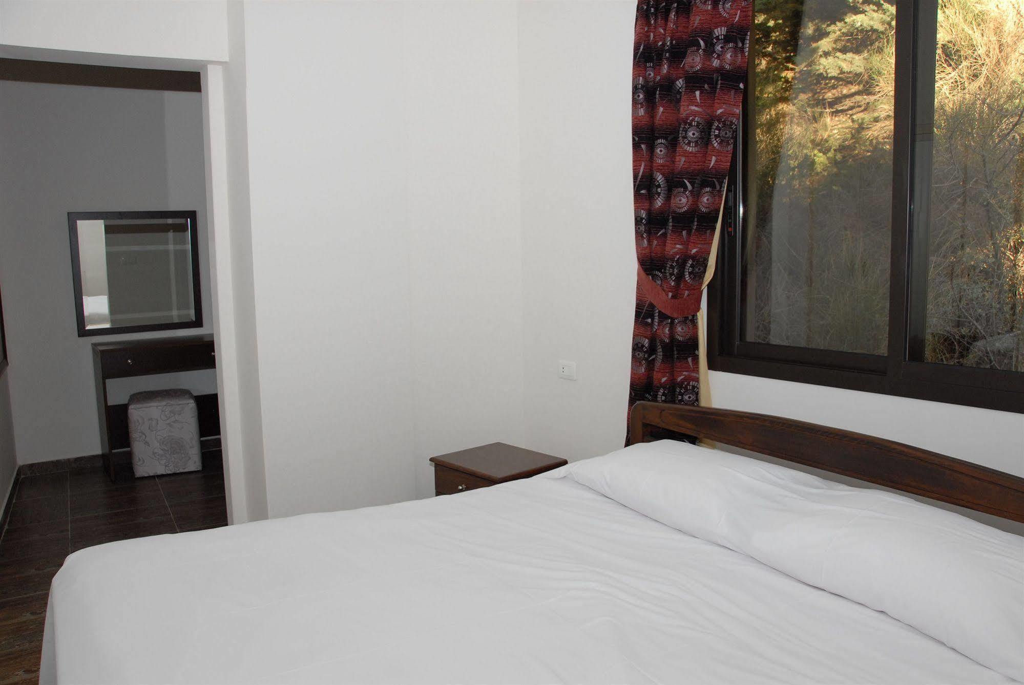 Iris Flower Hotel Jezzîne エクステリア 写真
